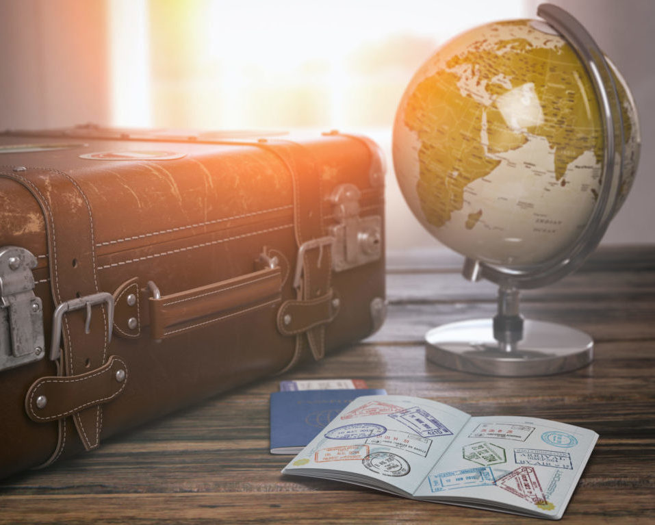 Passi, matkalaukku ja karttapallo