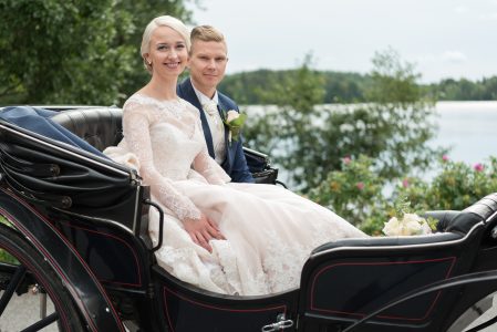 hääpari saapuu hevosella