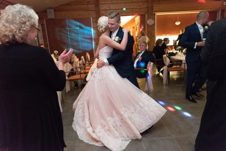 Illan pimetessä tanssiin tuli enemmän vauhtia. Vihkipari tanssii