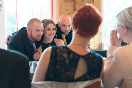 Pöydissä oli kameroita, joilla vieraat saivat kuvata. juhlavieraat kuvaavat