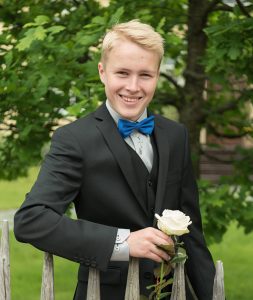 Ulkona otettu rippikuva
