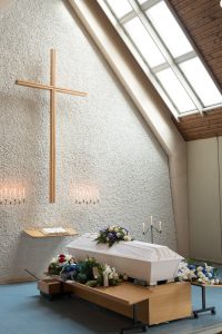 Hautajaiset, ja arkku kappelissa