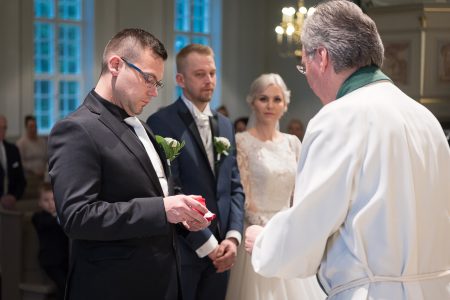 Bestman luovuttaa sormukset