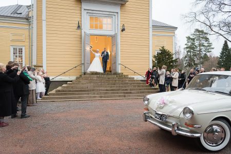 Vihkipari astuu kirkosta